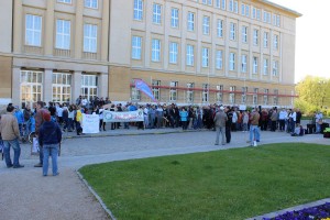 Demonstration vor dem Rathaus Eisenhüttenstadt.