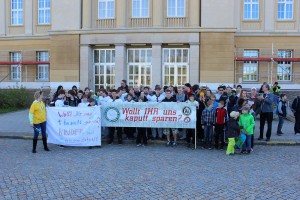 Demonstration vor dem Rathaus Eisenhüttenstadt.